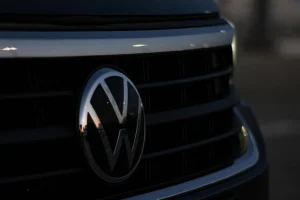 Foto: Imagem ilustrativa de logo da Volkswagen - Foto: Pexels