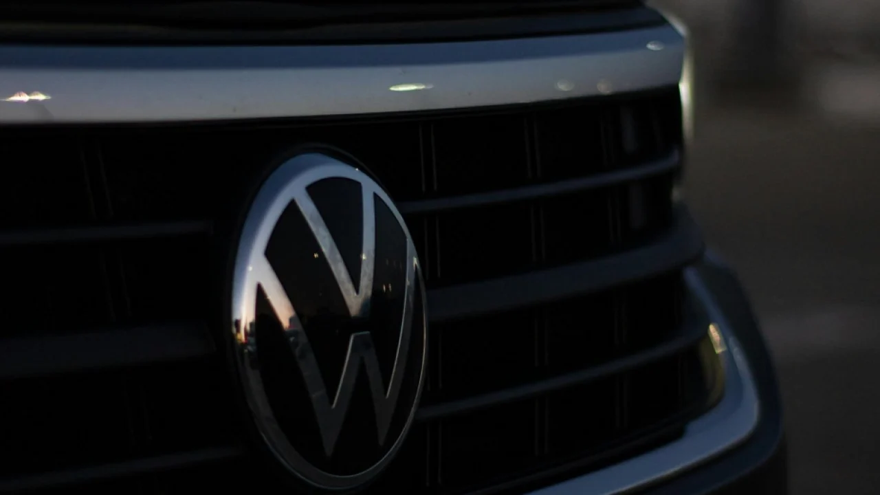 Foto: Imagem ilustrativa de logo da Volkswagen - Foto: Pexels