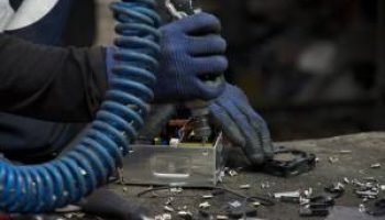 Empresas industriais enfrentam dificuldades para obter crédito devido a juros altos