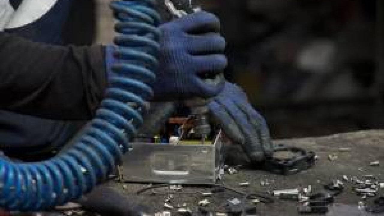 Empresas industriais enfrentam dificuldades para obter crédito devido a juros altos