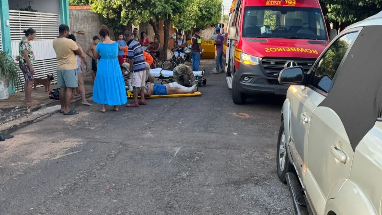 Motociclista ficou ferida após porta de carro ser aberta em Nova Andradina — Fot