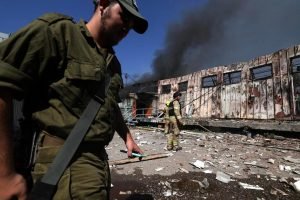 Foto: Arquivo - Hezbollah dispara foguetes contra a cidade de Kiryat Shmona, no