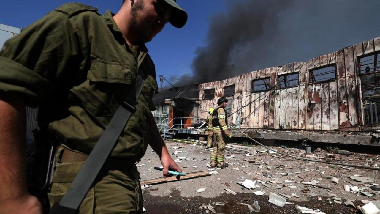 Foto: Arquivo - Hezbollah dispara foguetes contra a cidade de Kiryat Shmona, no