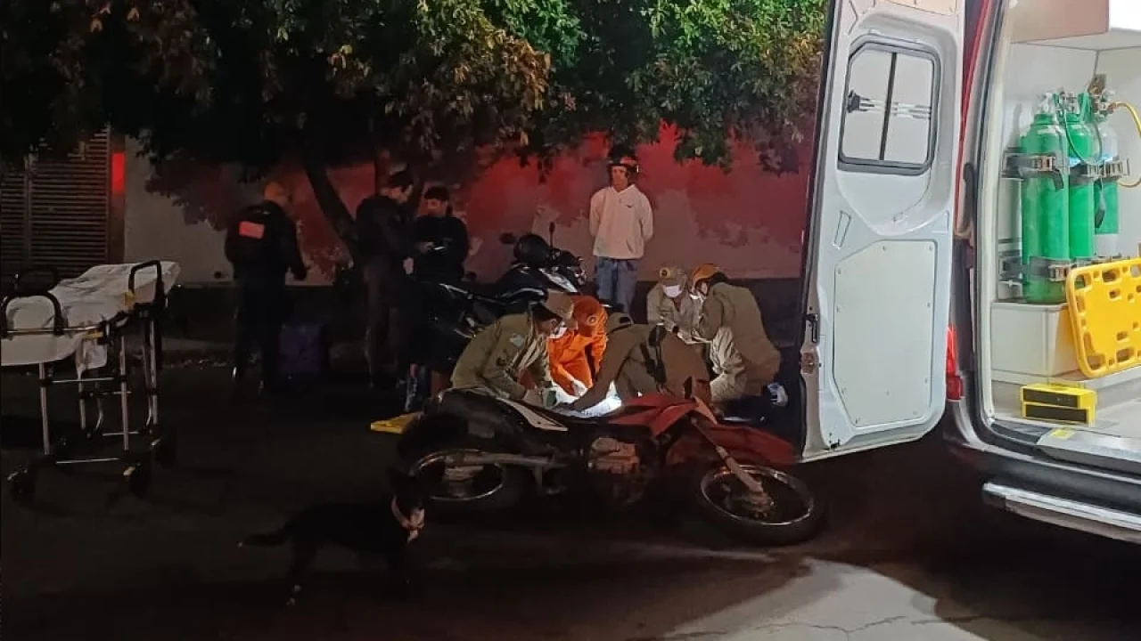 Foto: Motociclista foi socorrido após queda nas proximidades do quartel do Corpo