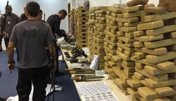 Apreensão de drogas e armas em operação — Foto: Apreensão de drogas e armas em o