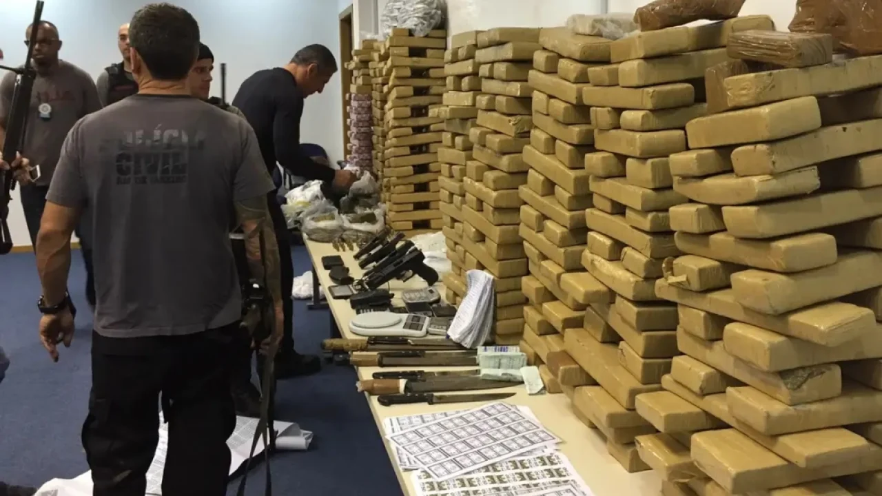 Apreensão de drogas e armas em operação — Foto: Apreensão de drogas e armas em o