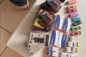 Foto: Cigarros eletrônicos e medicamentos de origem estrangeira foram apreendido