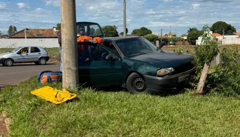Condutor perdeu o controle de um Gol e colidiu contra barranco no cruzamento da