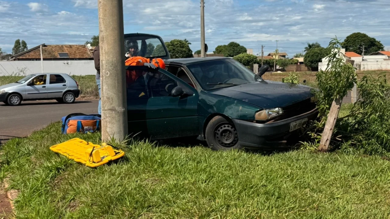 Condutor perdeu o controle de um Gol e colidiu contra barranco no cruzamento da