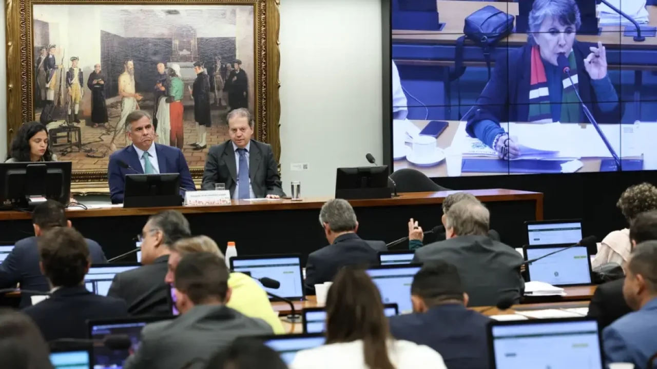 Comissão da Câmara aprova admissibilidade de PEC que reduz maioridade penal para
