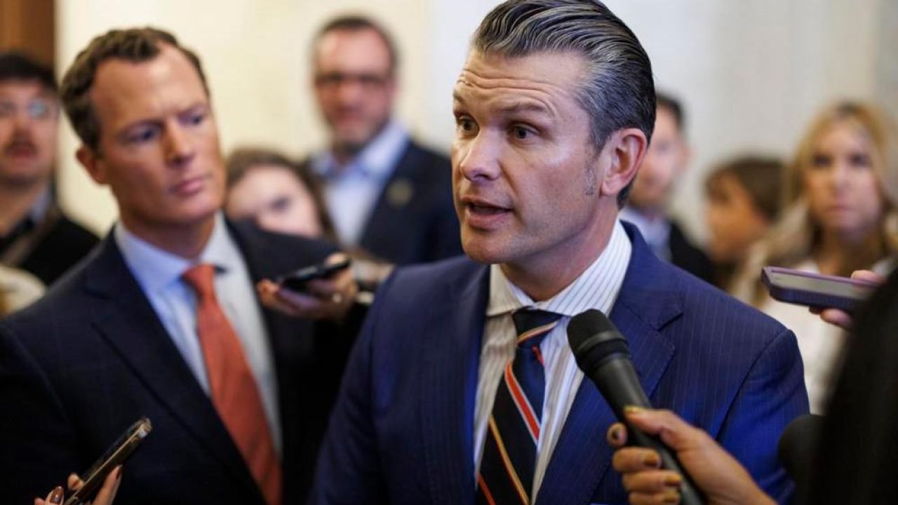 Foto: O nomeado para o Secretário de Defesa, Hegseth, reúne-se com senadores no