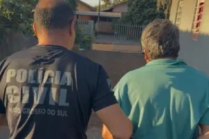 Momento da prisão do suspeito — Foto: Momento da prisão do suspeito - Foto: Polí