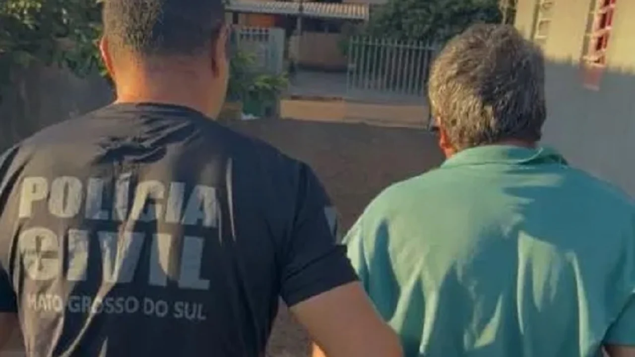 Momento da prisão do suspeito — Foto: Momento da prisão do suspeito - Foto: Polí