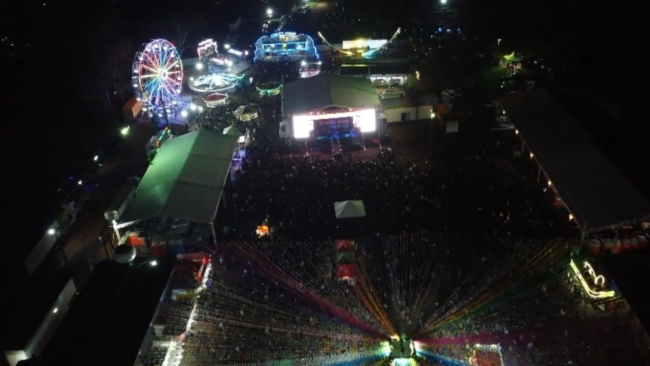 Recinto lotado e performance interativa de Fernando e Sorocaba marcam abertura d