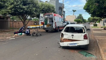 Motociclista ficou ferido após colidir na traseira de carro estacionado na rua R
