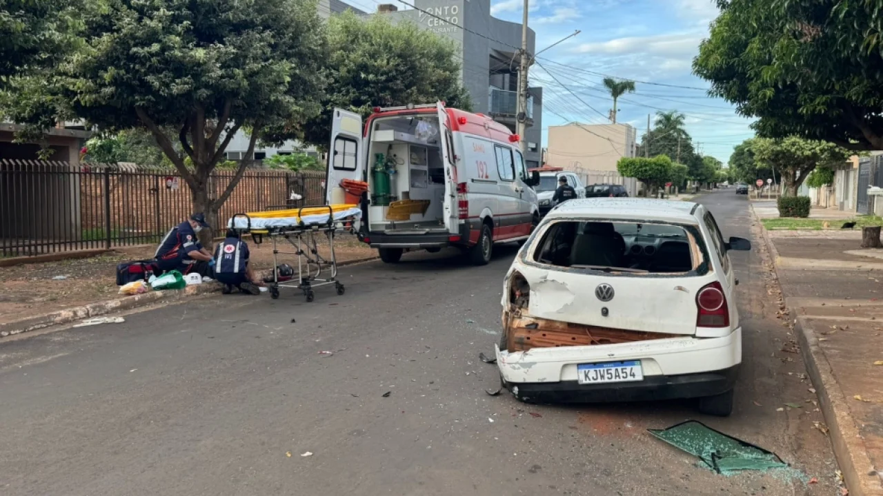 Motociclista ficou ferido após colidir na traseira de carro estacionado na rua R