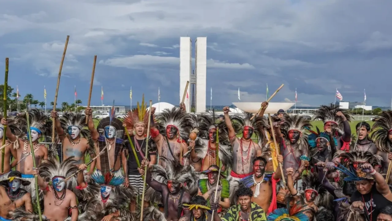 Organizações indígenas se manifestaram neste domingo (19), data em que se comemo