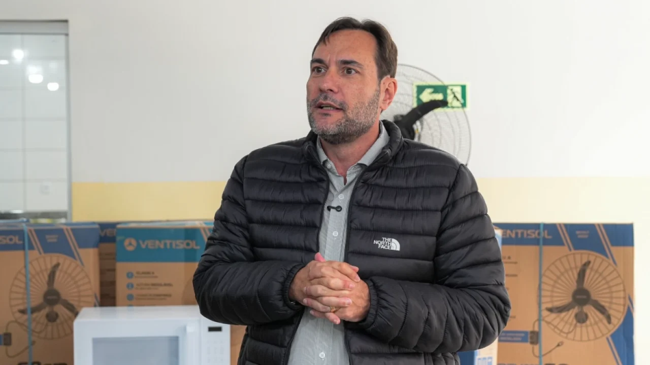 Prefeitura inicia entrega de novos mobiliários e equipamentos para escolas munic