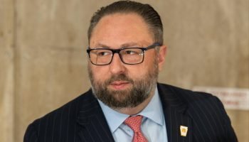 Ex-assessor de Trump critica artigo de Lula em jornal dos EUA e defende Bolsonaro