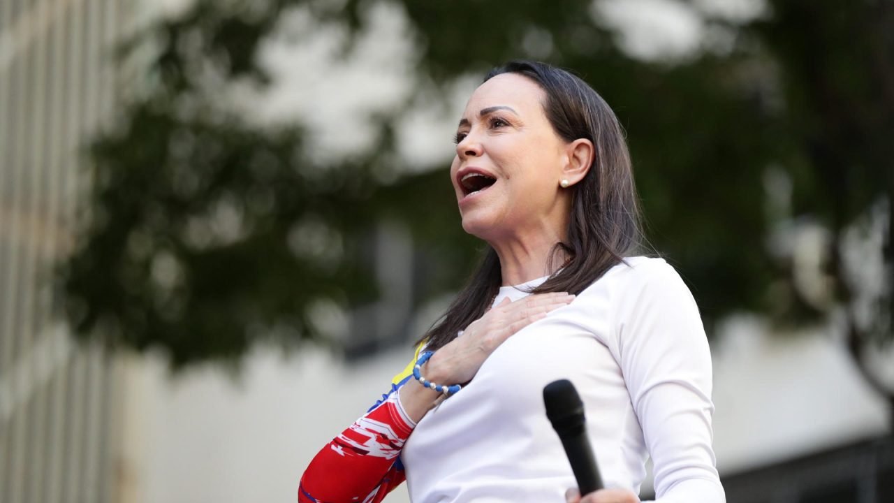 Líder opositora venezuelana fratura vértebra em viagem para receber Nobel da Paz