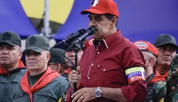 Maduro obriga adolescentes a se alistarem em sua milícia