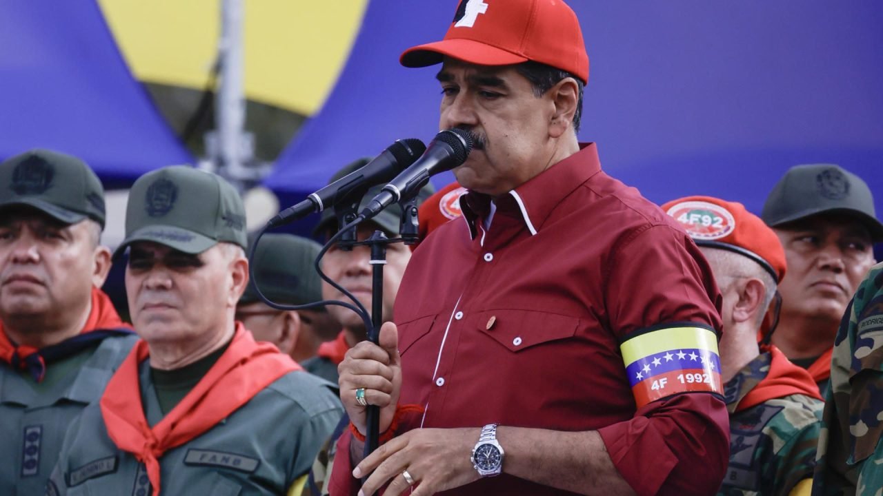 Maduro obriga adolescentes a se alistarem em sua milícia