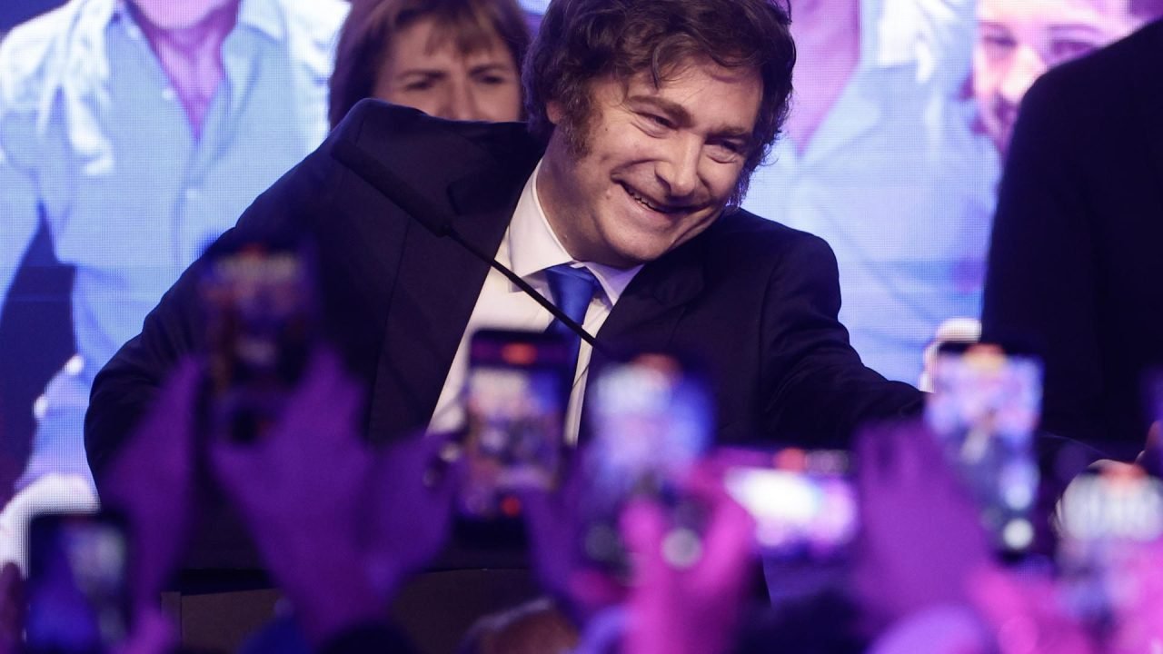 Milei comemora aprovação do orçamento da Argentina para 2026 com superávit fiscal