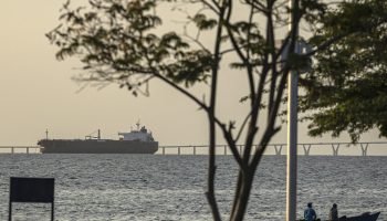 EUA sancionam empresas e navios ligados ao comércio de petróleo venezuelano