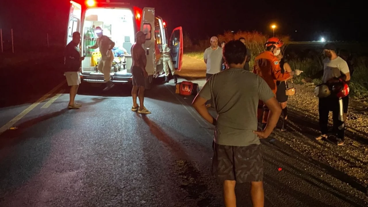 Queda de moto deixa duas mulheres feridas na BR-376, em Nova Andradina — Foto: Q