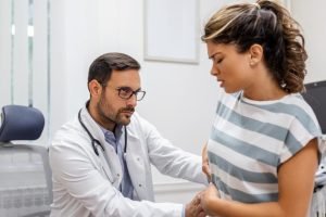 Médico faz exame em paciente — Foto: Médico faz exame em paciente Magnific