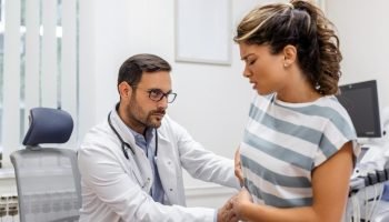 Médico faz exame em paciente — Foto: Médico faz exame em paciente Magnific