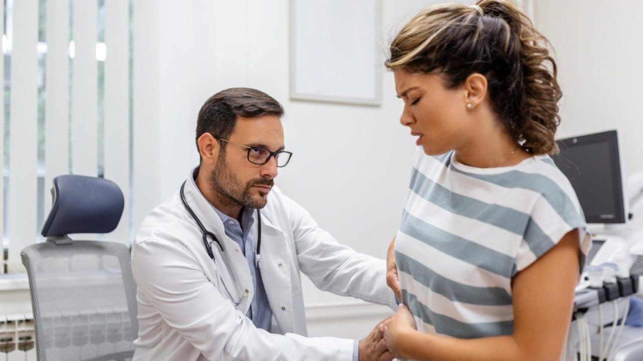 Médico faz exame em paciente — Foto: Médico faz exame em paciente Magnific