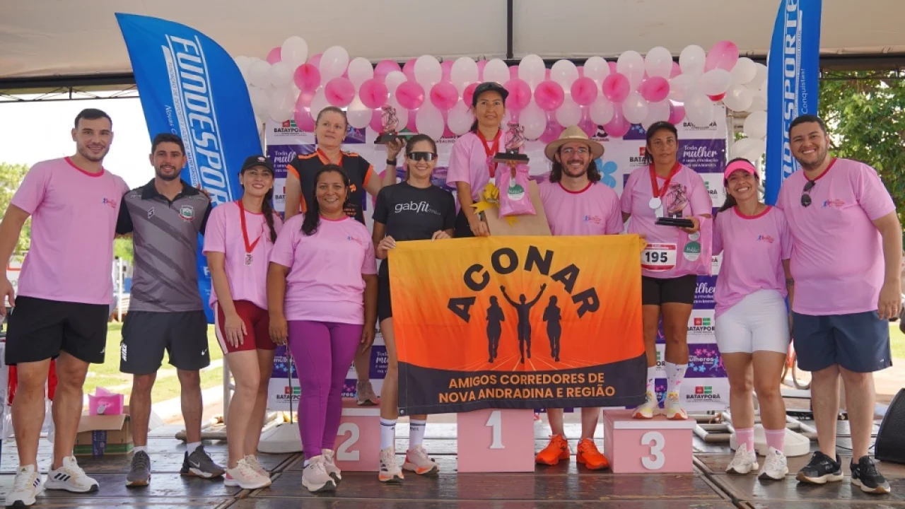 Foto: Prefeito, secretarias, vereadores e atletas - Foto: Prefeitura de Bataypor