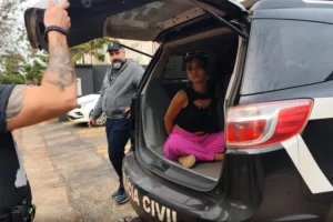 Chegada de Mayara à Delegacia do SIG, em Dourados — Foto: Chegada de Mayara à De