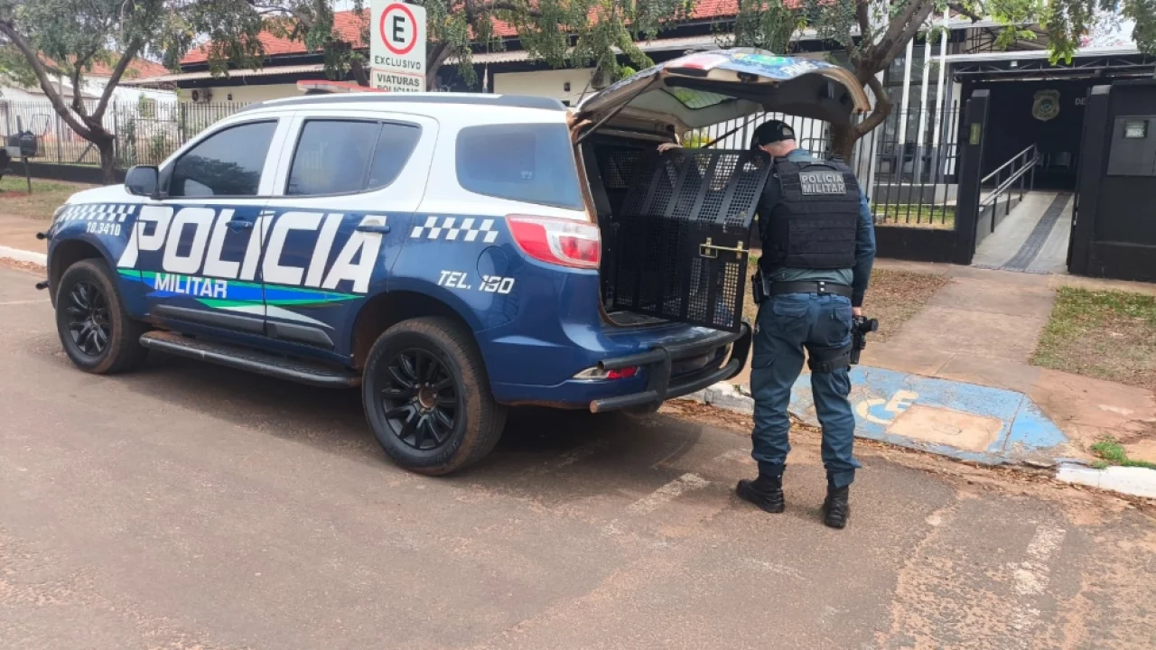 Mulher foi conduzida pela Polícia Militar após ocorrência no bairro Guiray — Fot