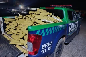 Droga estava em veículo furtado e com placas adulteradas, localizado durante pat