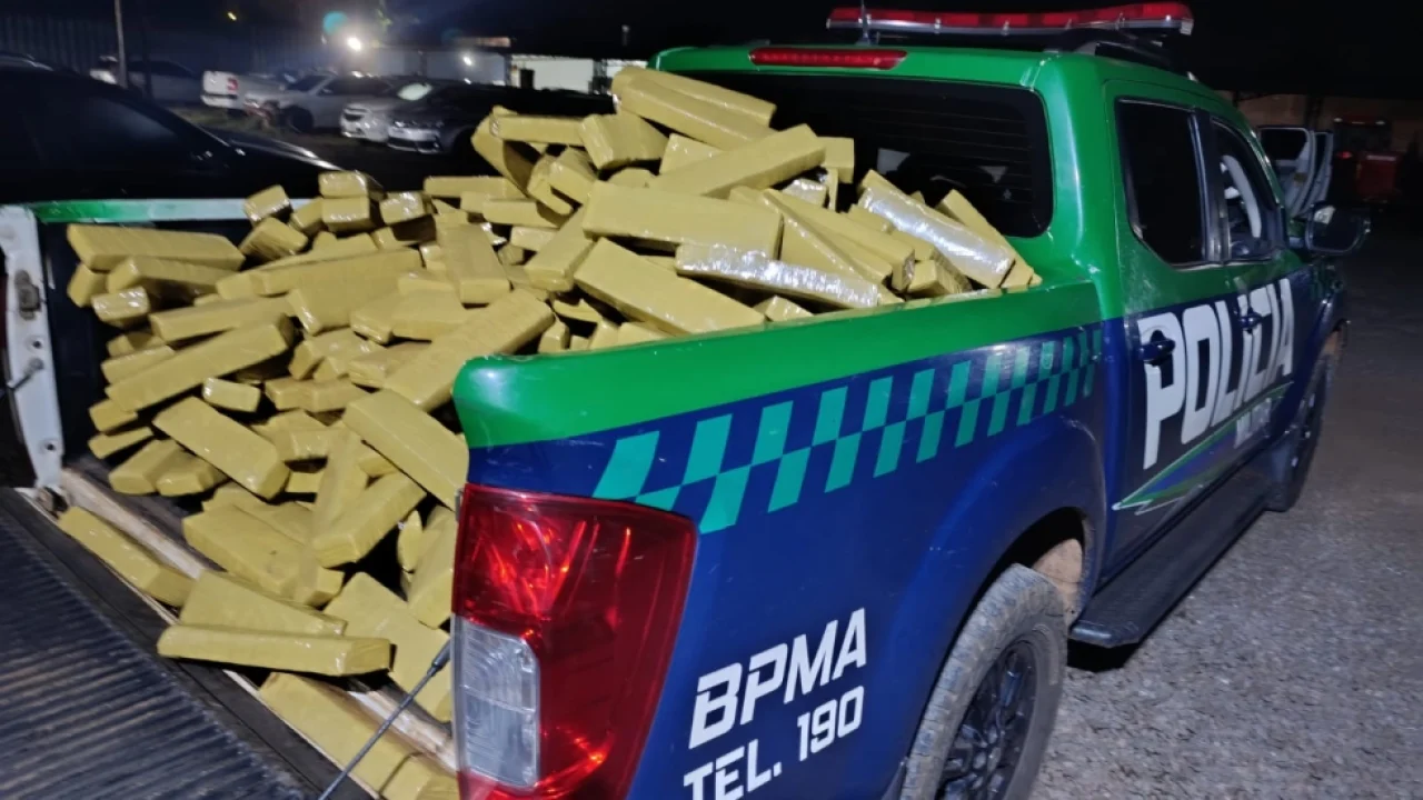 Droga estava em veículo furtado e com placas adulteradas, localizado durante pat