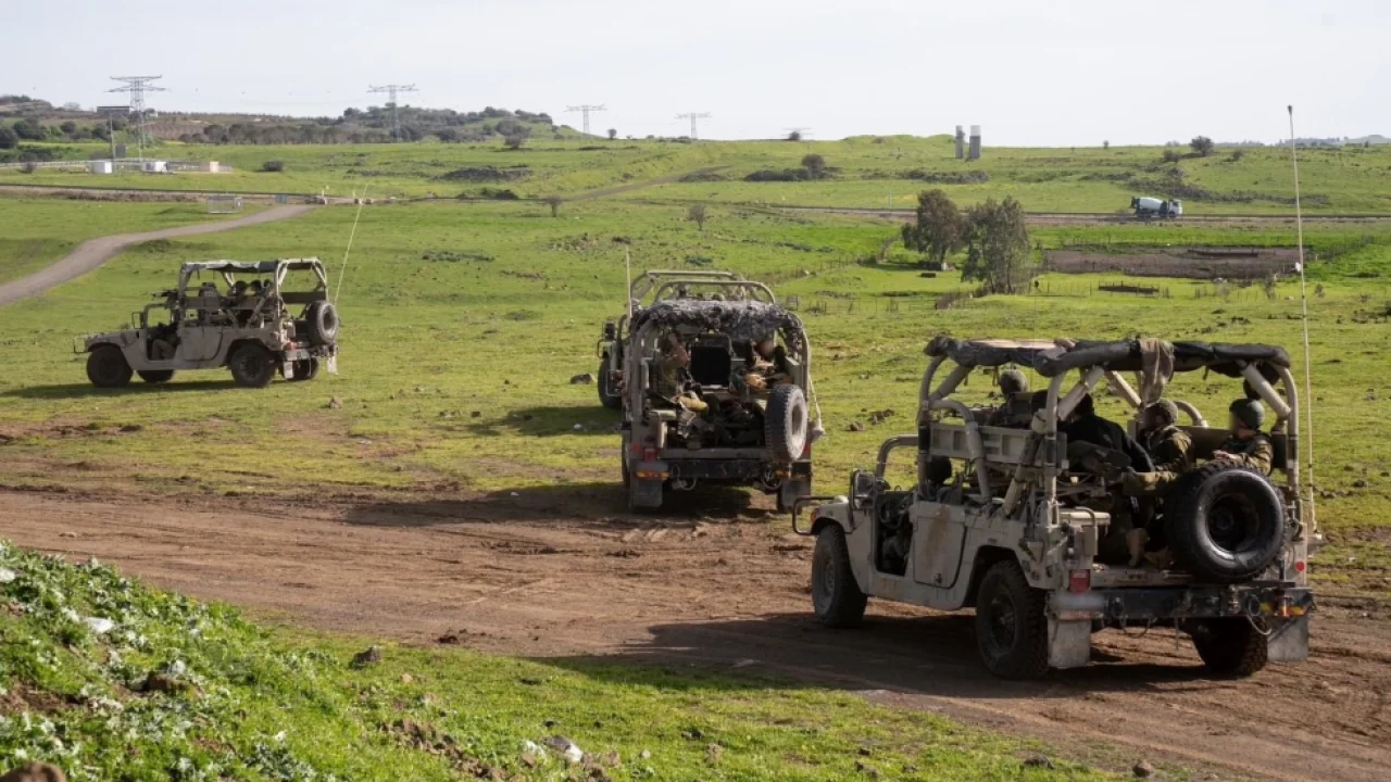 Foto: Soldados israelenses chegam a uma base perto do lado israelense da frontei