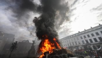 Agricultores fazem protesto incendiário na Bélgica contra acordo com Mercosul