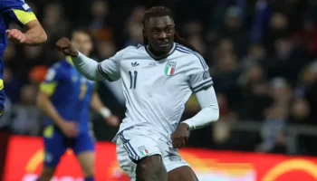 Kean acertou um chute de primeira para abrir o placar para a Itália — Foto: Kean