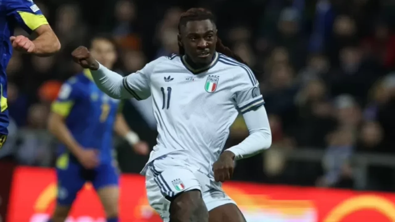 Kean acertou um chute de primeira para abrir o placar para a Itália — Foto: Kean