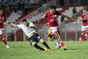 Vila Nova foi superior todo o jogo e marcou três vezes em cada tempo — Foto: Vil