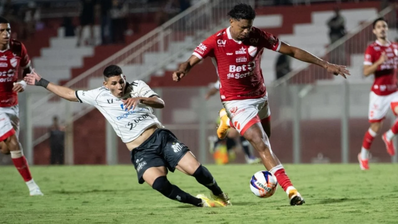 Vila Nova foi superior todo o jogo e marcou três vezes em cada tempo — Foto: Vil