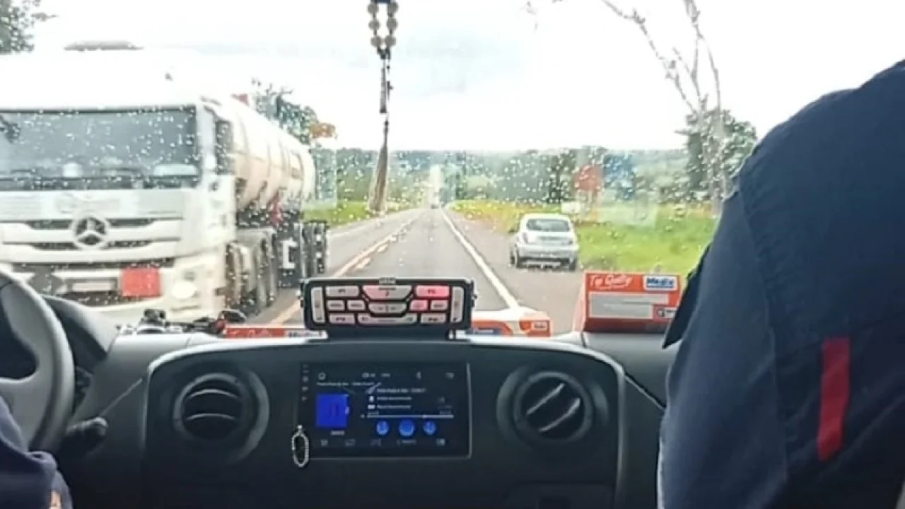 Foto: SAMU 192 socorre casal ferido após colisão entre veículos na BR-267 - Foto