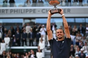 Alexander Zverev levanta seu troféu de Roland Garros — Foto: Alexander Zverev le