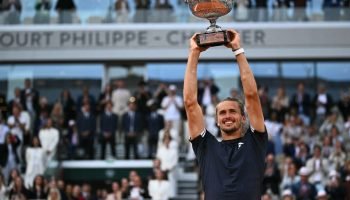 Alexander Zverev levanta seu troféu de Roland Garros — Foto: Alexander Zverev le