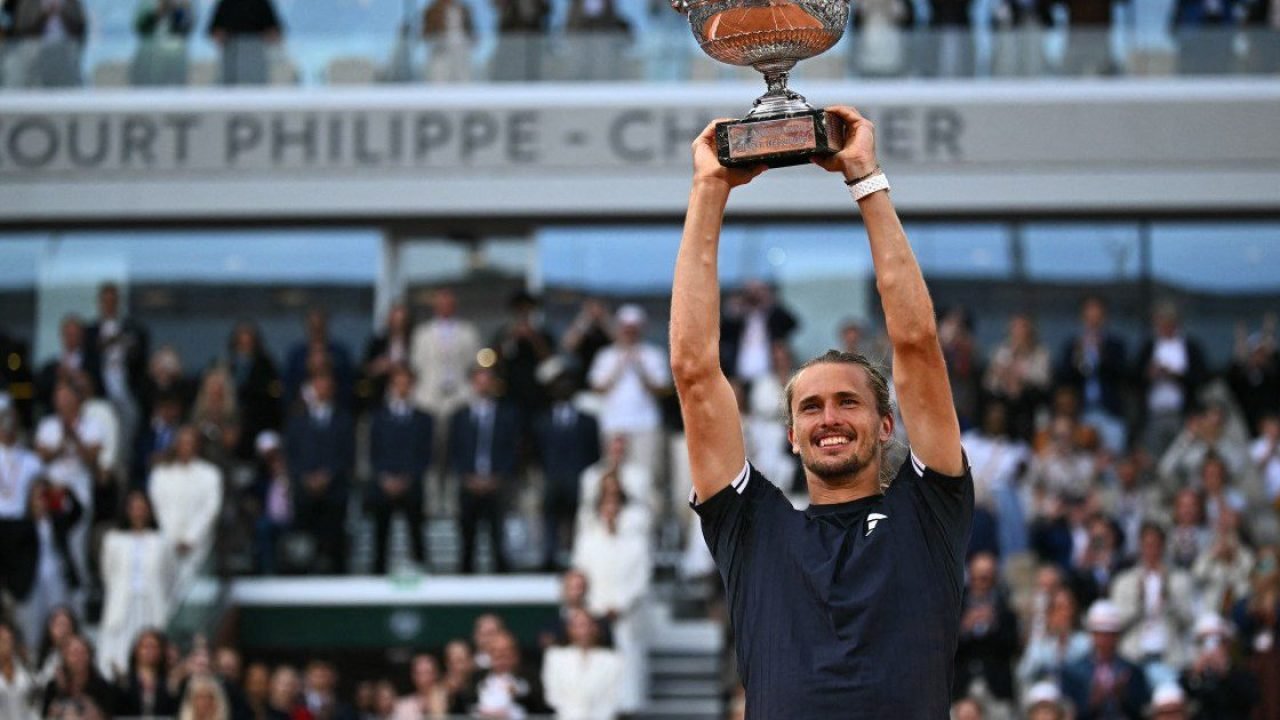 Alexander Zverev levanta seu troféu de Roland Garros — Foto: Alexander Zverev le