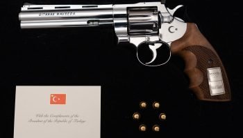 AFP__20260709__B9QW39F__v1__HighRes__LithuaniaTurkeyNatoSummitErdoganGiftRevolver