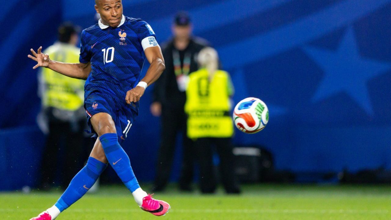 Mbappé, jogador da França, durante partida contra o Iraque no estádio Philadelph