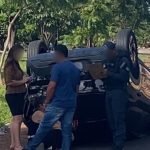 Carro capotou após colidir em veículo parado — Foto: Carro capotou após colidir